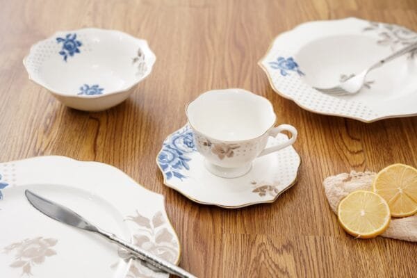 Elegant Floral Scalloped Ceramic Dinnerware Set - 图片 2