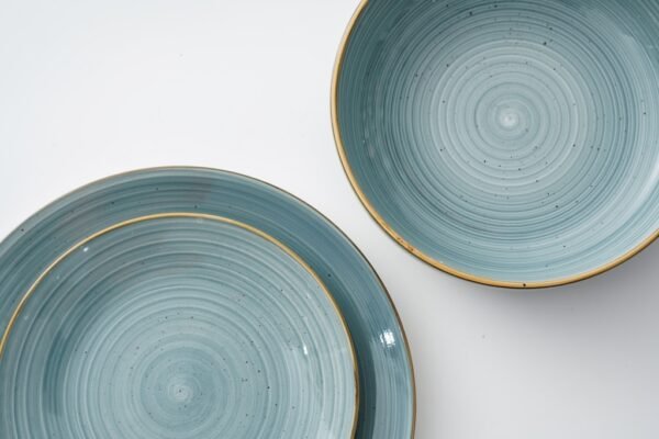 Elegant Hand-Painted Ceramic Dinnerware with Gold Rim - 图片 2