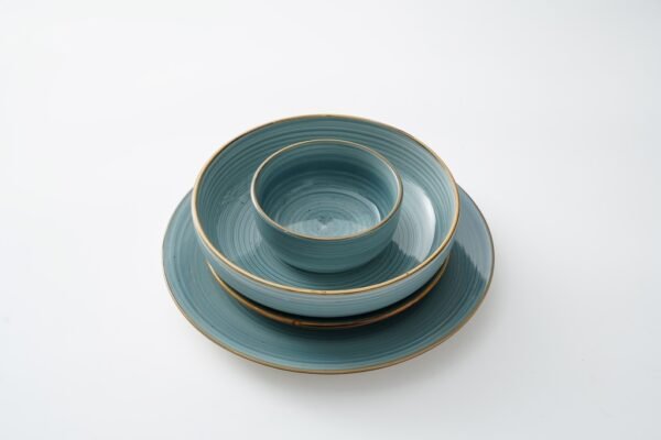 Elegant Hand-Painted Ceramic Dinnerware with Gold Rim - 图片 3