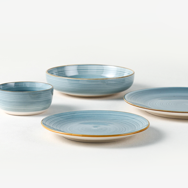 Elegant Hand-Painted Ceramic Dinnerware with Gold Rim - 图片 4